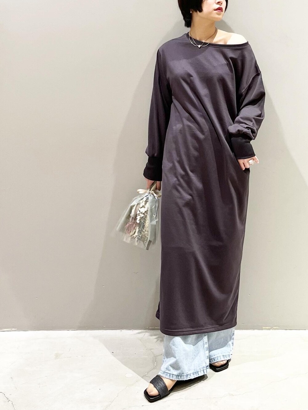 「LEPSIM、レプシィム(LEPSIM)、ワンピース、ロングワンピース、春コーデ、デニム、サンダル、ドライフラワー、シンプルコーデ、プチプラ、オフショル、デニムパンツ、チャコールグレー、大人カジュアル、カジュアルコーデ」｜「LEPSIMのオープントゥフラットサンダル　192256（サンダル、ブラック系）」を使った、エムアイさん（レディース・162cm）の春コーディネートの1枚目の写真