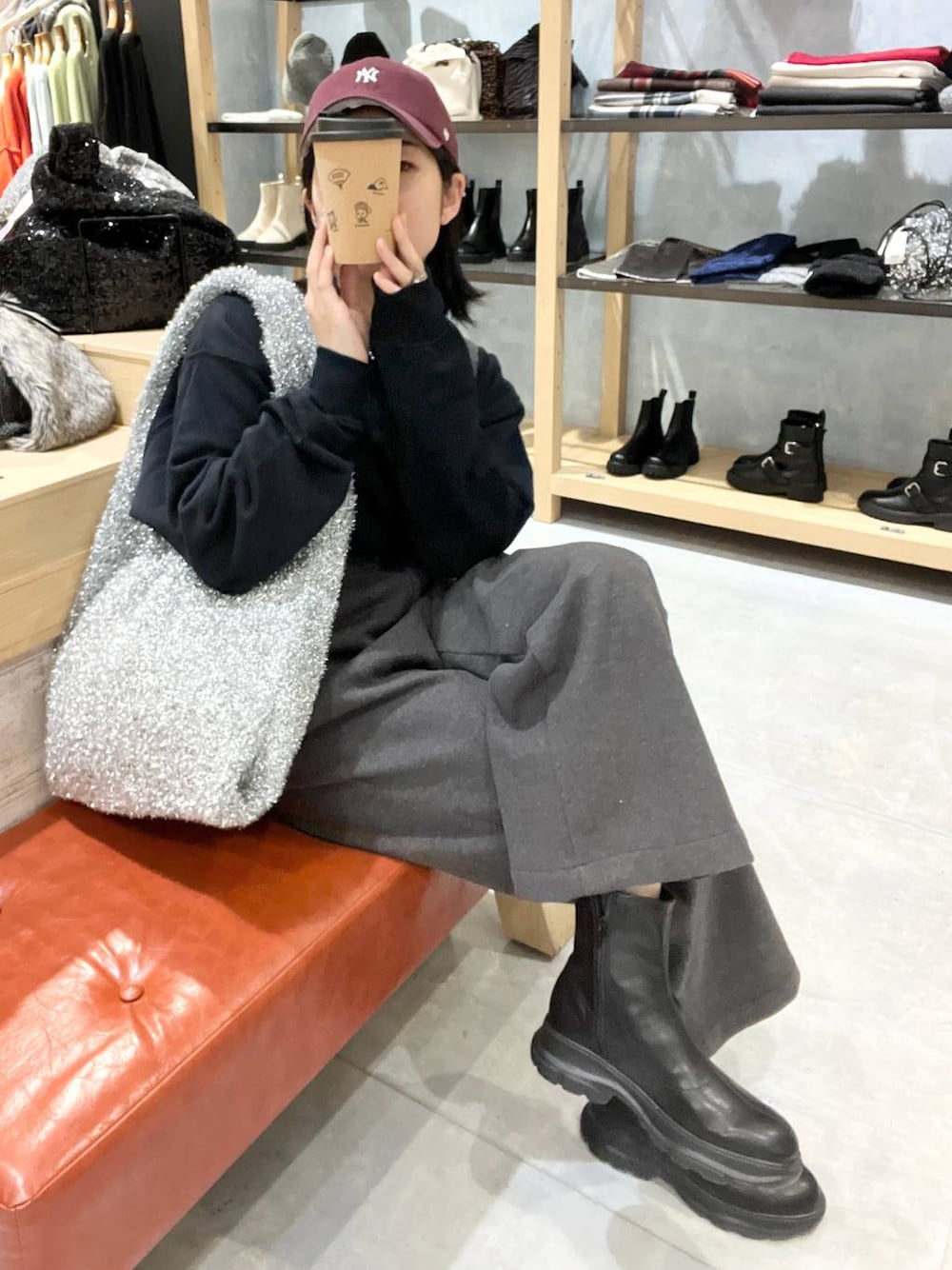 「カジュアル、モード、ベーシック/シンプル、デート/ロマンティック、楽ちんコーデ、女子会、きれいめカジュアル_LEPSIM、LEPSIM、おでかけ、シンプルコーデ、秋コーデ、秋服準備はじめました、新作、スウェット、パンツ」｜「LEPSIMのラメニットショルダー　132582（ショルダーバッグ、シルバー系）」を使った、エムアイさん（レディース・162cm）の冬コーディネートの1枚目の写真