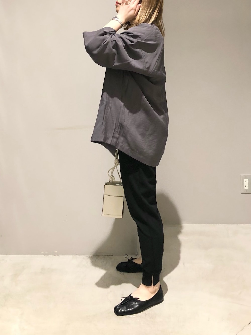 ホワイト系のショルダーバッグ、ブラック系のその他パンツ、ブラック系のパンプスを着用したレディースの春コーディネートの2枚目の写真