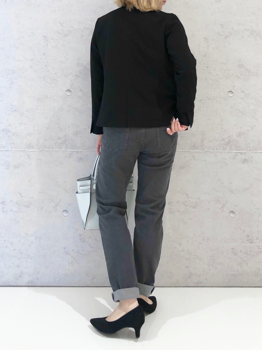 グレー系のデニムパンツ、ブラック系のジャケット/アウター、ホワイト系のシャツ/ブラウスを着用したレディースの冬コーディネートの4枚目の写真