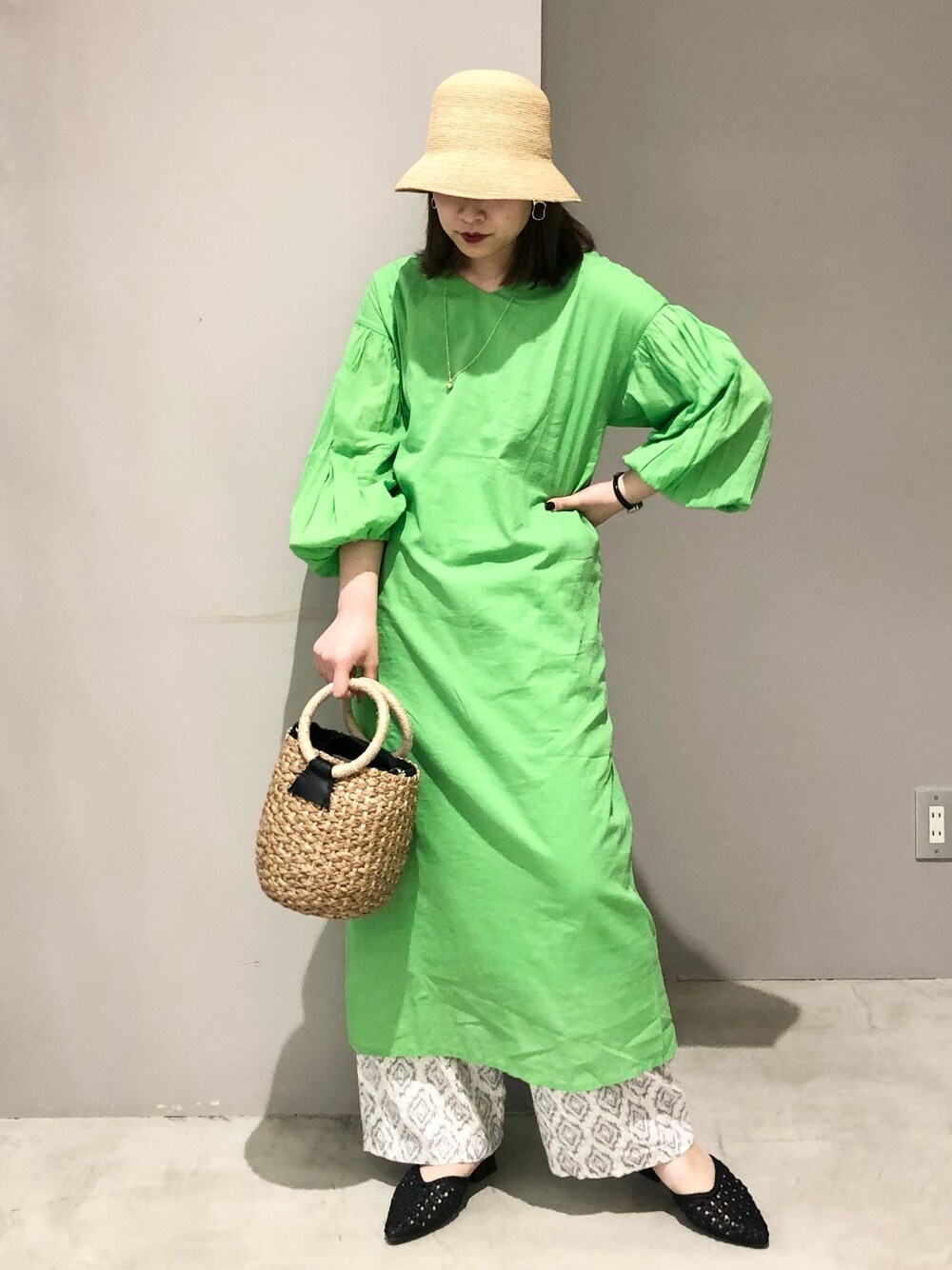 ブラック系のかごバッグ、グレー系のその他パンツ、ブラック系のサンダルを着用したレディースの春コーディネートの3枚目の写真