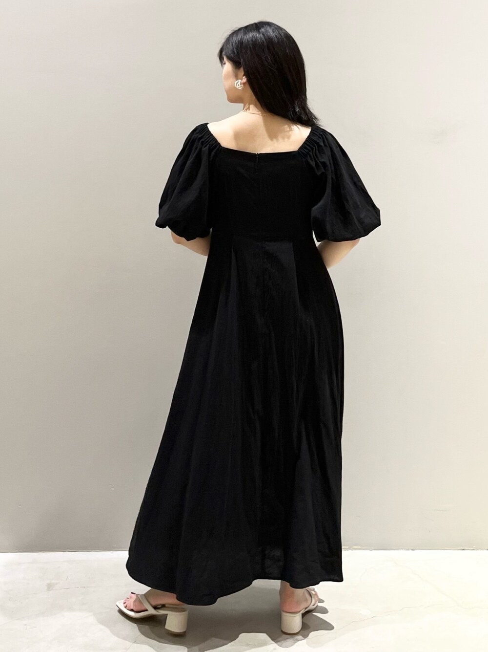 ホワイト系のサンダル、ブラック系のワンピース、その他のハットを着用したレディースの夏コーディネートの4枚目の写真