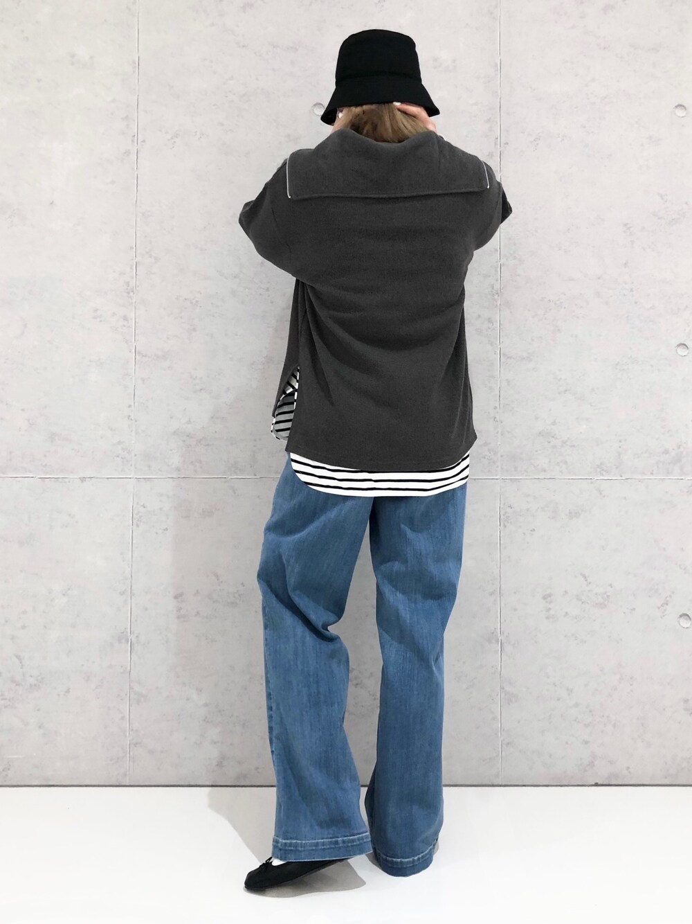 ブラック系のバレエシューズ、ブルー系のデニムパンツ、ホワイト系のTシャツ/カットソーを着用したレディースの春コーディネートの2枚目の写真