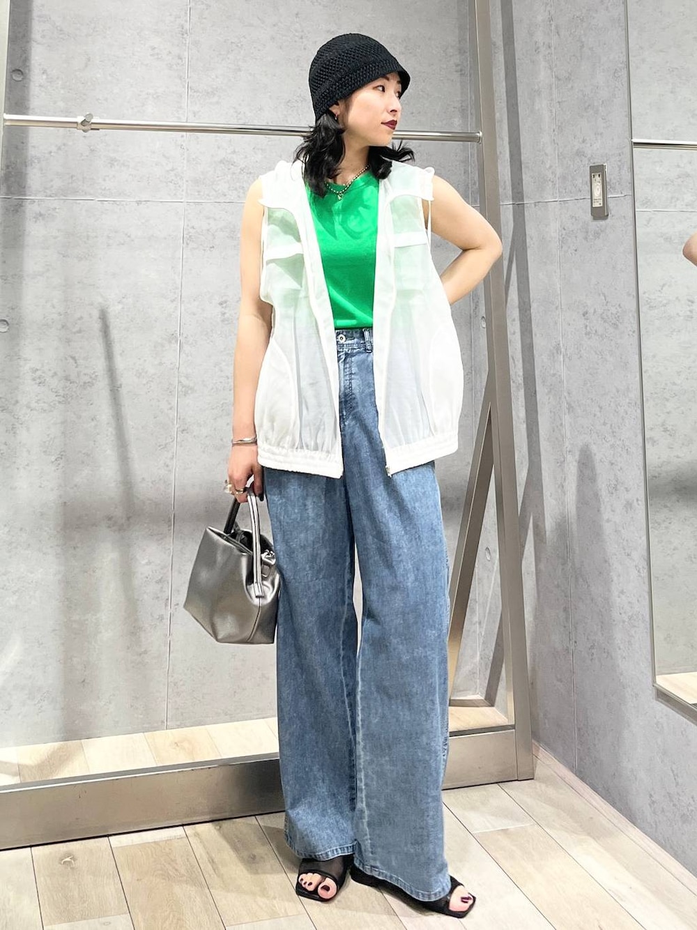 「女子会、サンダル、タンクトップ、デニムパンツ、カジュアル、モード、ベーシック/シンプル、デート/ロマンティック、楽ちんコーデ、春コーデ、きれいめカジュアル_LEPSIM、LEPSIM、おでかけ、シンプルコーデ、春色」｜「LEPSIMの14ゲージサイドスリットノースリーブ　243179（その他トップス、グリーン系）」を使った、エムアイさん（レディース・162cm）の春コーディネートの1枚目の写真
