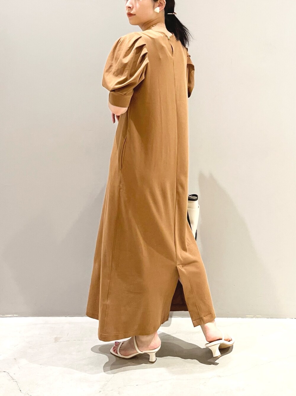 ブラウン系のワンピース/ドレス、ホワイト系のバッグ、ホワイト系のサンダルを着用したレディースの夏コーディネートの3枚目の写真