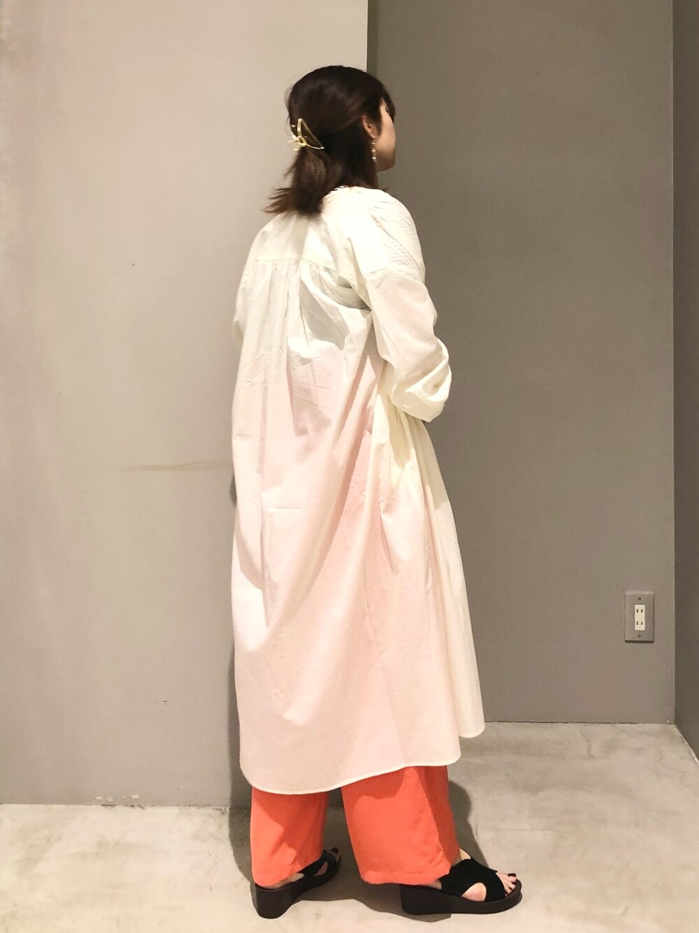 「LEPSIM、レプシィム(LEPSIM)、ワンピース、シャツワンピ、ロングワンピース、ボーダー、ボーダートップス、カラーパンツ、カラー×コーデ、オレンジ、ラタンバッグ、サンダル、春夏コーデ、きれいめカジュアル、ビタミンカラー」｜「LEPSIMの軽やかコットンワンピース[2022春夏]　262891（ワンピース、ホワイト系）」を使った、エムアイさん（レディース・162cm）の春コーディネートの3枚目の写真