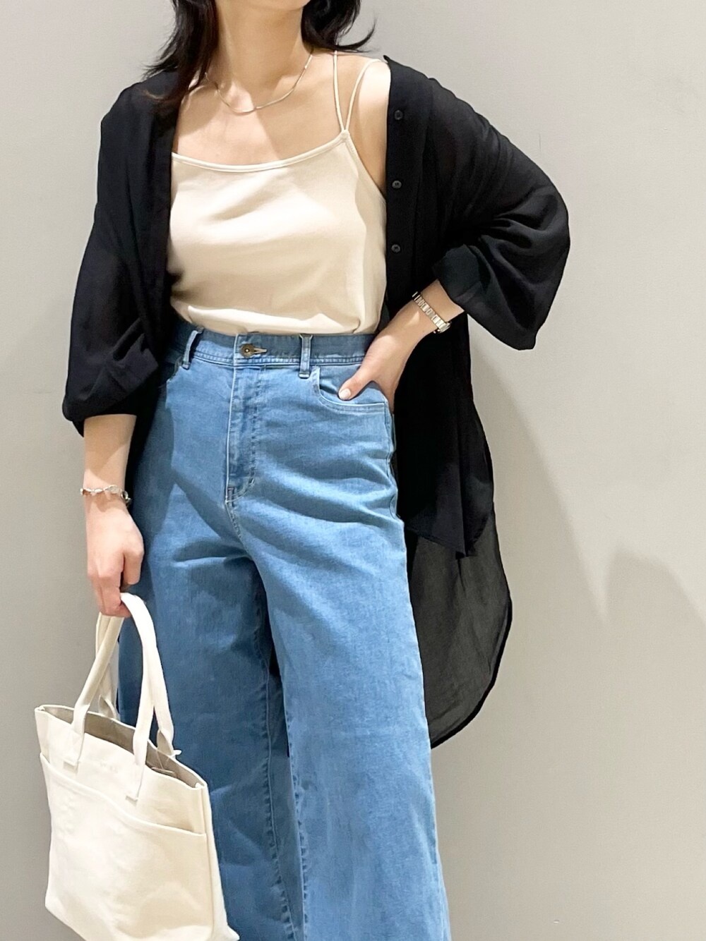 「LEPSIM、レプシィム(LEPSIM)、シアーシャツ、シアートップス、niko and ...、キャミソール、デニム、デニムパンツ、トートバッグ、キャンバストート、トングサンダル、RAGEBLUE、ブレスレット、夏コーデ、シンプルコーデ」｜「LEPSIMのキャンバスBASICトートバッグ [M]　276767（トートバッグ、ホワイト系）」を使った、エムアイさん（レディース・162cm）の夏コーディネートの3枚目の写真