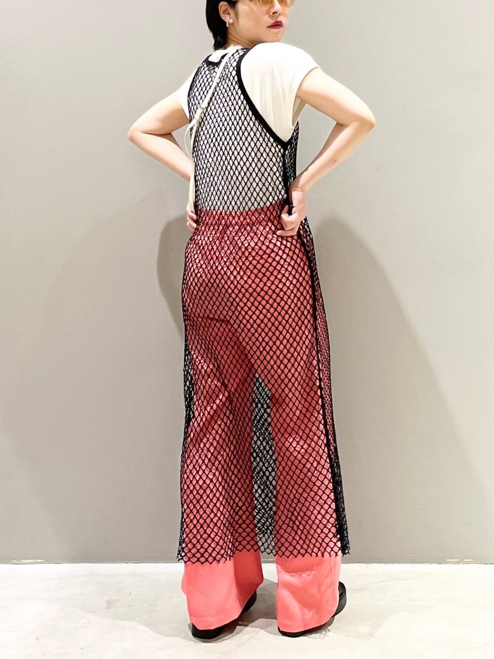 ピンク系のデニムパンツ、ホワイト系のTシャツ/カットソー、ブラック系のワンピースを着用したレディースの夏コーディネートの1枚目の写真