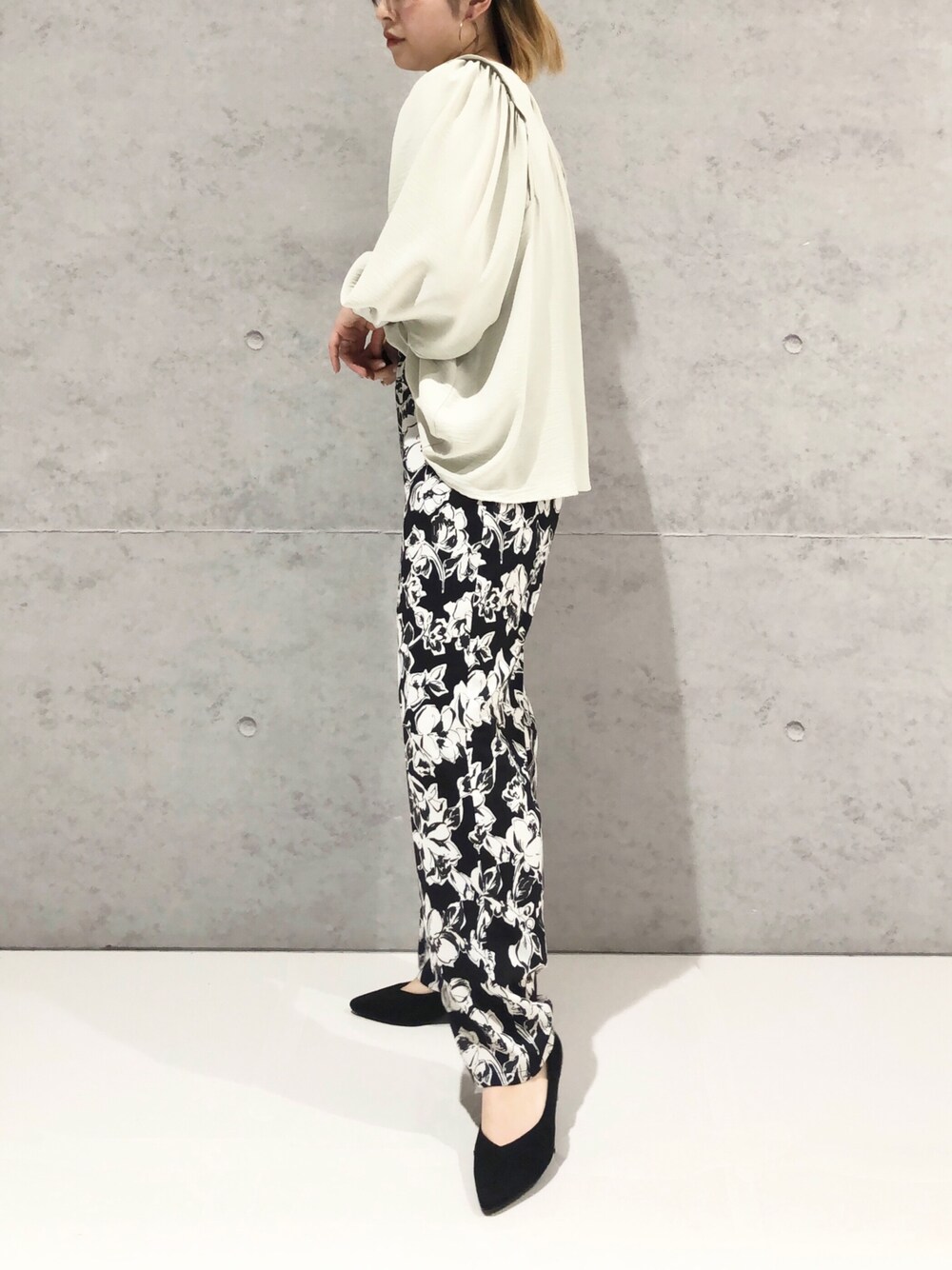 グリーン系のシャツ/ブラウス、ブラック系のパンプス、ブラック系のパンツを着用したレディースの冬コーディネートの3枚目の写真