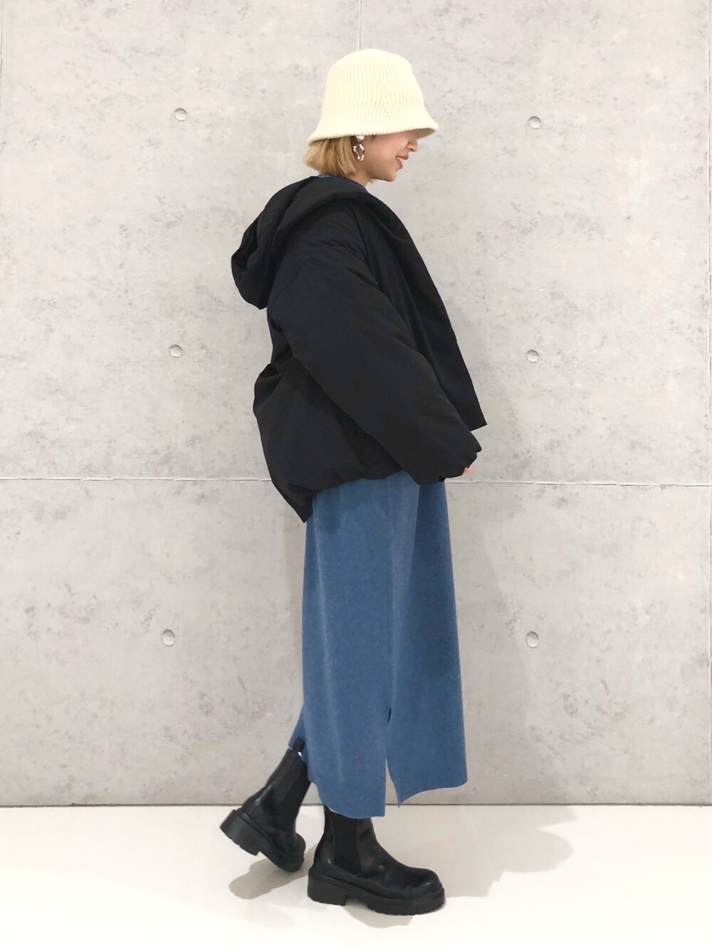 「LEPSIM、レプシィム(LEPSIM)、中綿ジャケット、ナカワタジャケット、ワンピース、ニットワンピース、ニット帽、バケットハット、厚底ブーツ、ごつめブーツ、ブーツ、ストリート、ストリートコーデ、オトナカジュアル、ラクチンコーデ」｜「LEPSIMのマタニティ／12ゲージWAYヘンリーワンピース（マタニティウェア/グッズ、ブルー系）」を使った、エムアイさん（レディース・162cm）の冬コーディネートの2枚目の写真