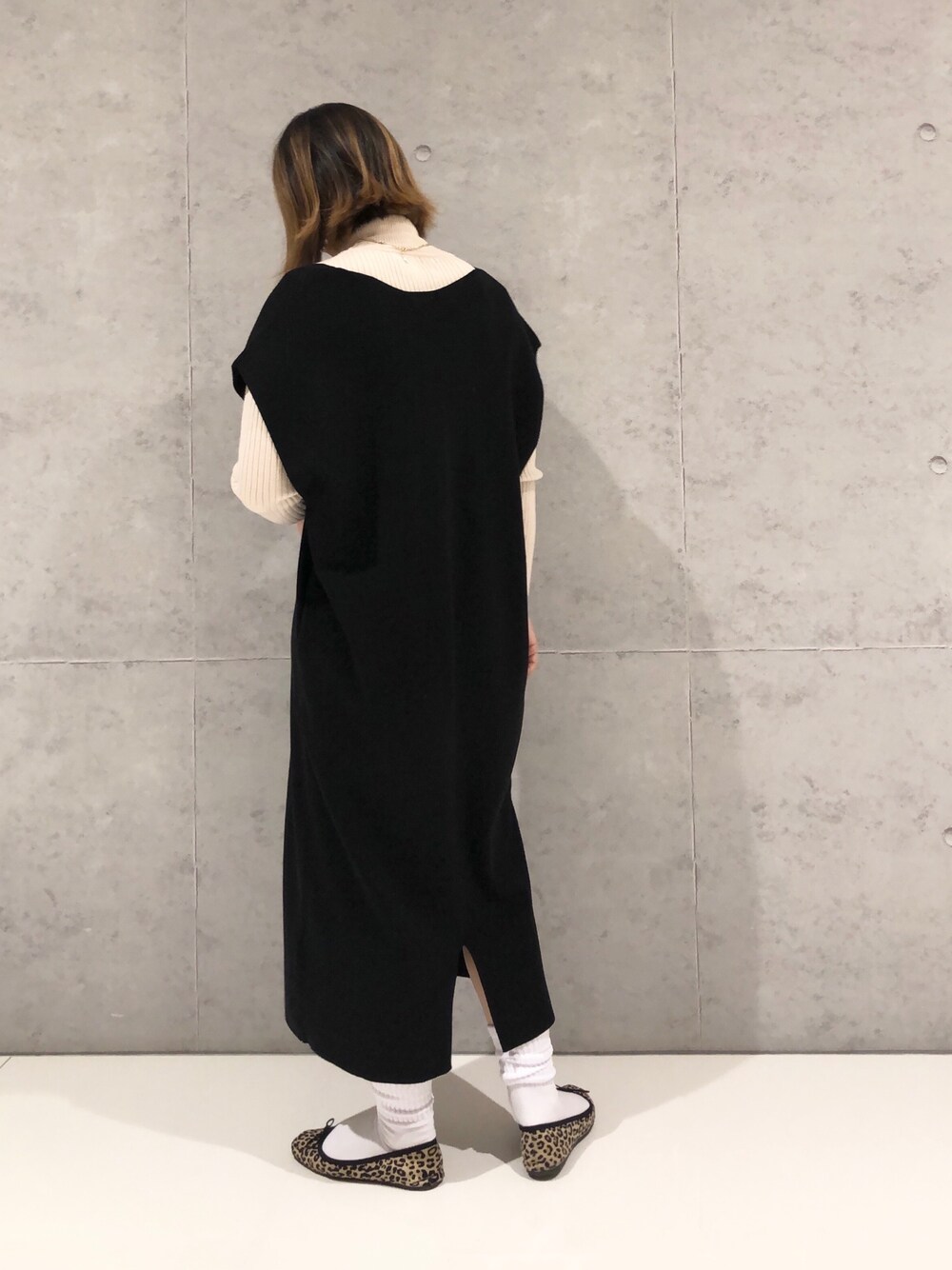 「レオパード、タートルニット、LEPSIM、冬コーデ、ニットワンピース、タートルネック、デート、バレエシューズ、女子会、ワンポイント、シンプルコーデ、カジュアルコーデ、オトナカジュアル、秋コーデ」｜「LEPSIMの【洗える】12ゲージコクーンワンピース 　227750（ワンピース、ブラック系）」を使った、エムアイさん（レディース・162cm）の冬コーディネートの4枚目の写真