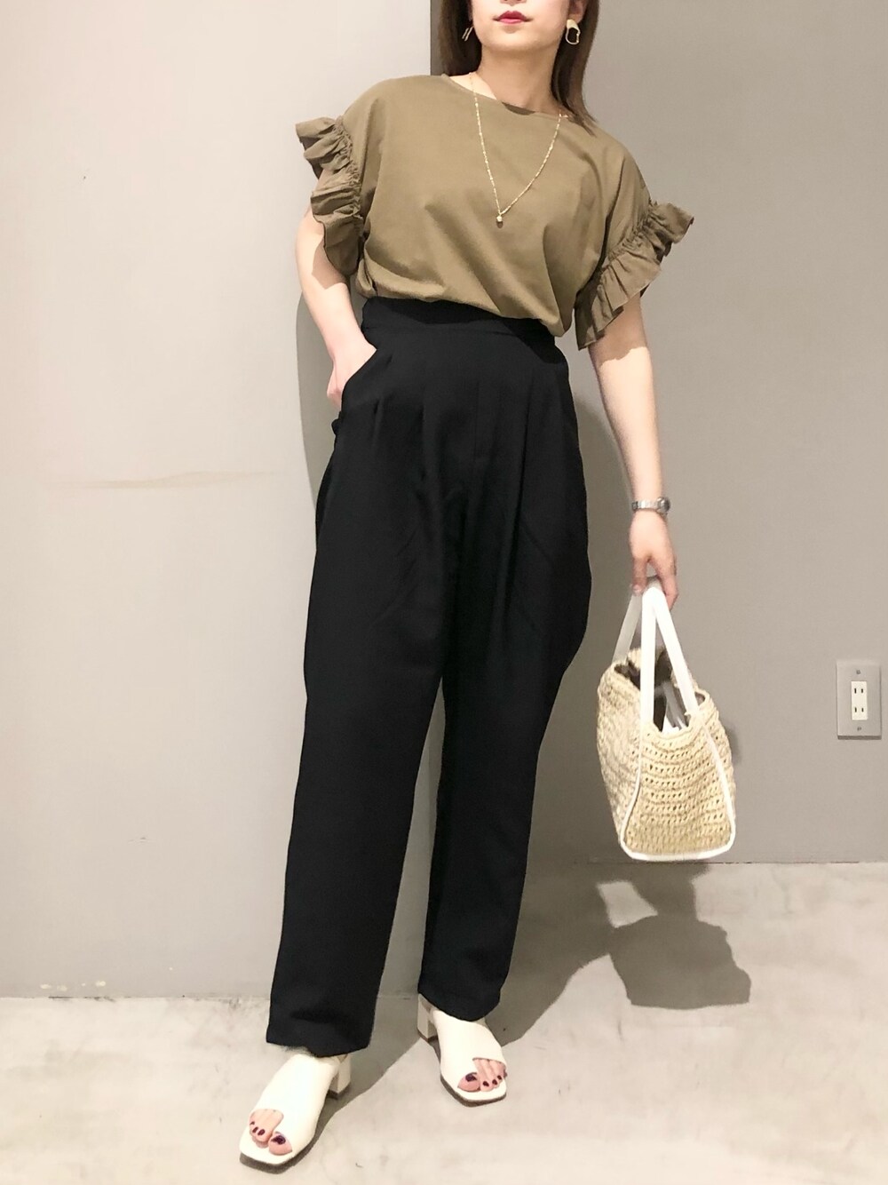 「LEPSIM、レプシィム(LEPSIM)、Tシャツ、袖フリル、タックパンツ、テーパードパンツ、サンダル、かごバッグ、春夏コーデ、きれいめカジュアル、タックイン、シンプルコーデ、ボリューム袖、おしゃれさんと繋がりたい、休日スタイル」｜「LEPSIMのハイウエストタックパンツ2　277895（その他パンツ、ブラック系）」を使った、エムアイさん（レディース・162cm）の夏コーディネートの3枚目の写真