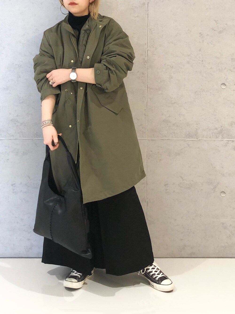 「LEPSIM、レプシィム(LEPSIM)、私の推しブランド、冬コーデ、M-65、M65、ミリタリー、ミリタリーコート、ニット、ハイネックニット、コンバース、ワイドパンツ、ハカマパンツ、ステッチバッグ、カジュアルコーデ」｜「LEPSIMのタックワイドストレートパンツ　239673（その他パンツ、ブラック系）」を使った、エムアイさん（レディース・162cm）の冬コーディネートの4枚目の写真