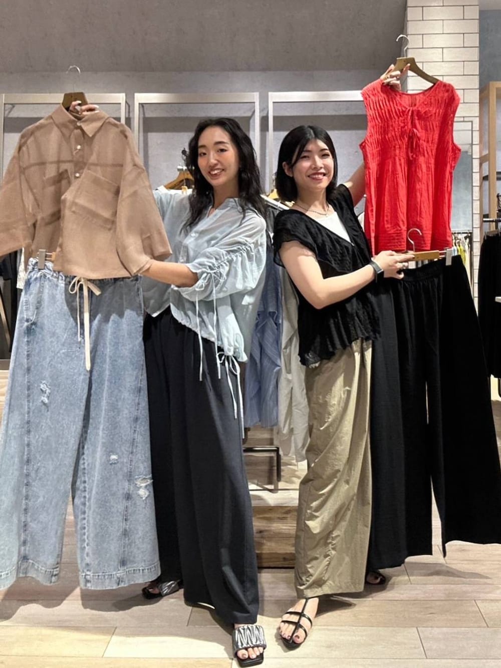 レッド系のシャツ/ブラウス、ブルー系のデニムパンツ、ブラック系のその他パンツを着用したレディースの夏コーディネートの1枚目の写真