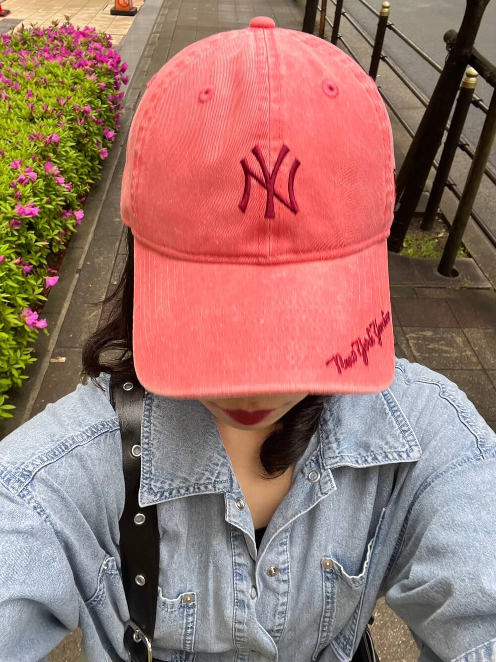 ブルー系のシャツ/ブラウス、ピンク系のキャップを着用したレディースの春コーディネートの1枚目の写真