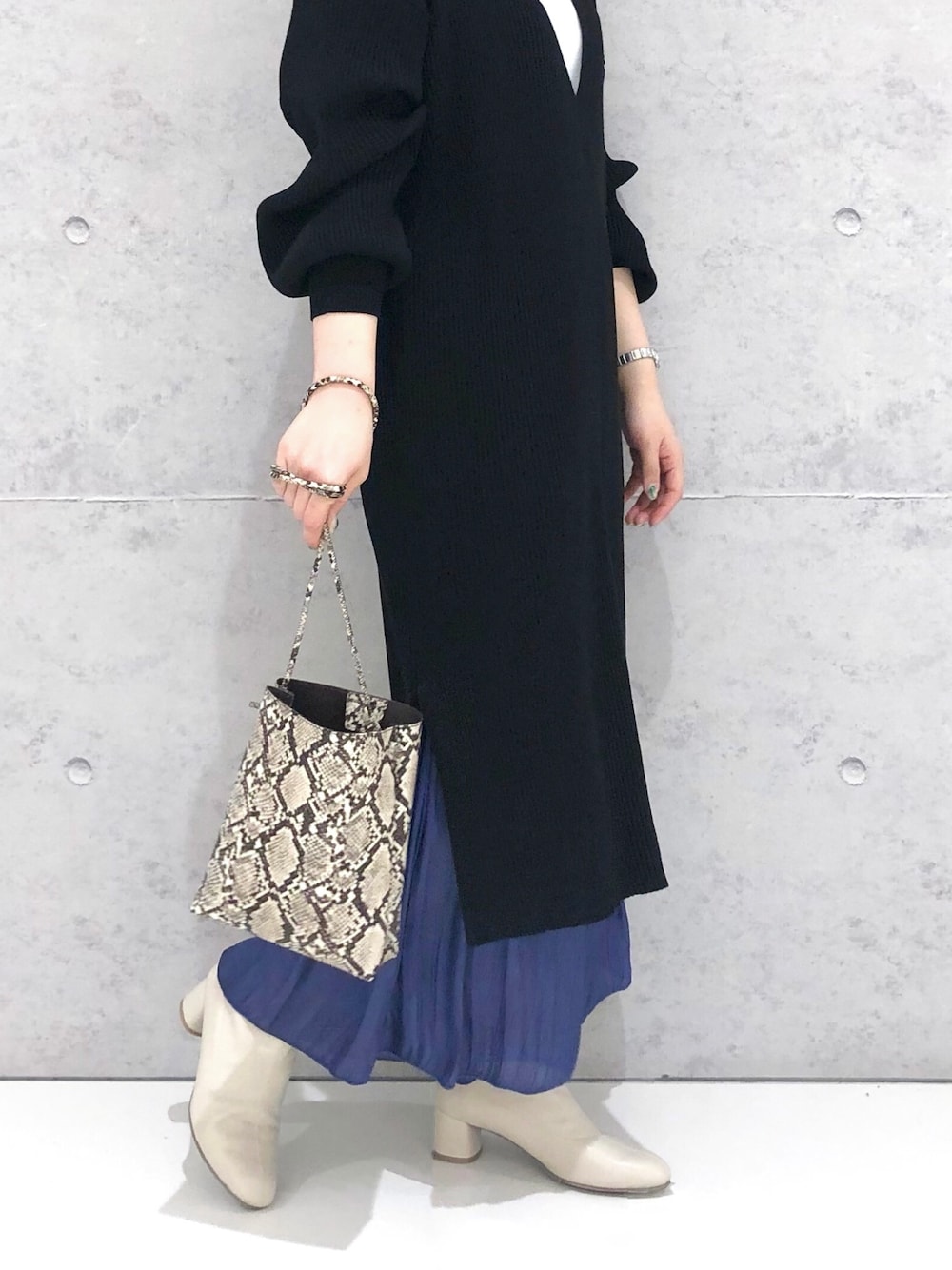 その他のショルダーバッグ、ブルー系のその他パンツ、ホワイト系のブーツを着用したレディースの冬コーディネートの2枚目の写真