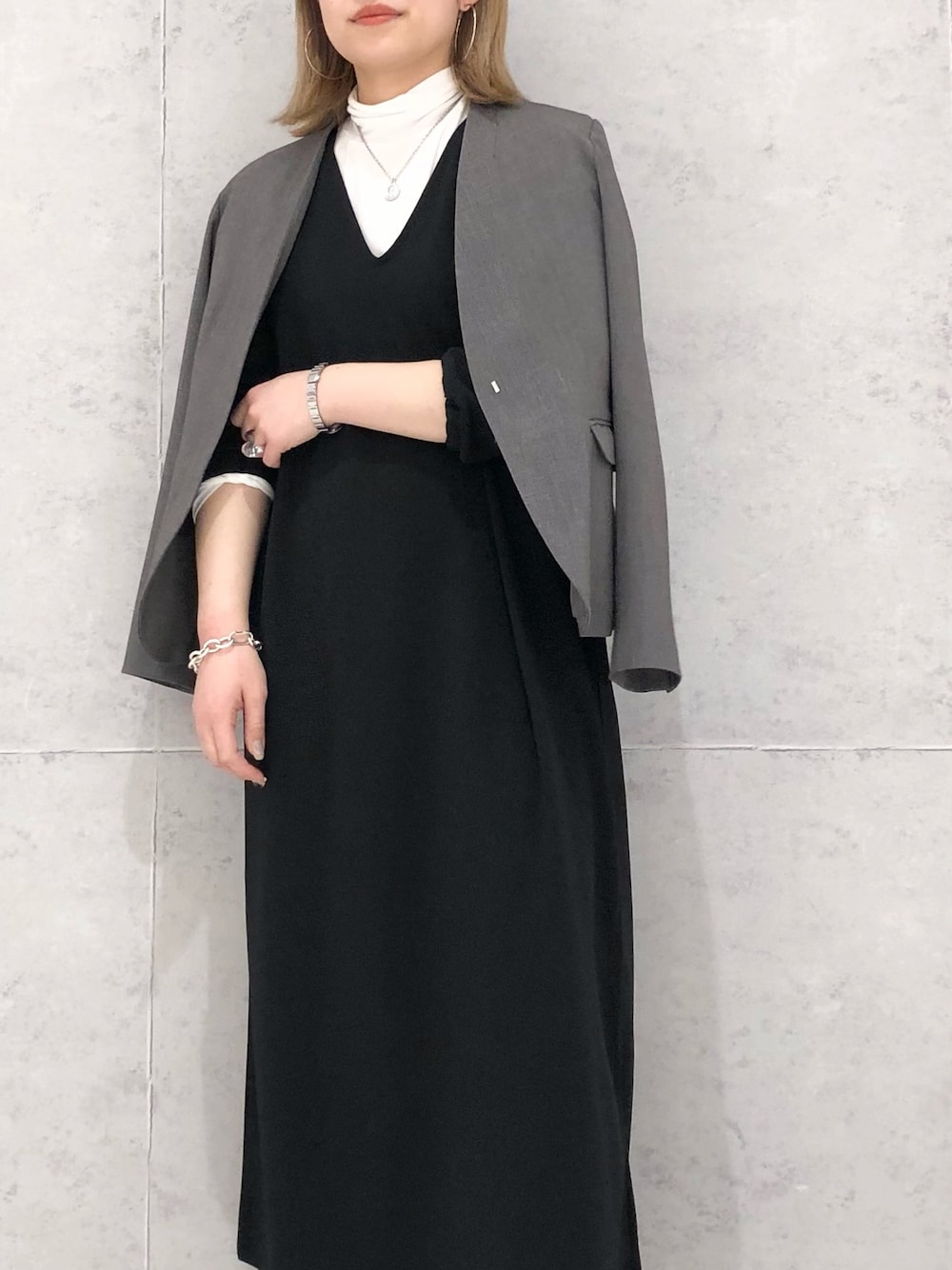 「LEPSIM、レプシィム(LEPSIM)、ジャケット、ジャケットスタイル、着回しコーデ、ワンピース、ロングワンピース、シアートップス、コインネックレス、スニーカー、コンバース、converse、レイヤードスタイル、シンプルコーデ、フォーマル」|「LEPSIMの【選べる丈シリーズ】フカVネックカットワンピース 261246(ワンピース、ブラック系)」を使った、エムアイさん(レディース・162cm)の春コーディネートの2枚目の写真