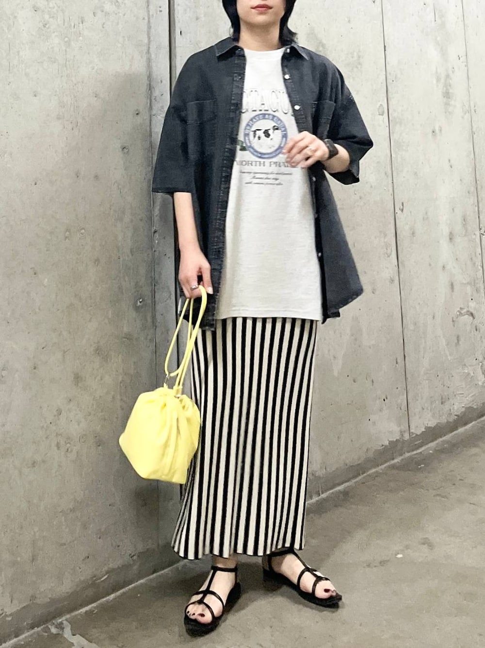 「カジュアル、モノトーン、モード、LEPSIM、デニムジャケット、シャツ、シャツスタイル、Tシャツ、スカート、シンプルコーデ、春夏コーデ、きれいめカジュアル、デニム、動物モチーフ、ストライプスカート」｜「LEPSIMのフェイクレザーミニ巾着　105144（ショルダーバッグ、イエロー系）」を使った、エムアイさん（レディース・162cm）の春コーディネートの1枚目の写真
