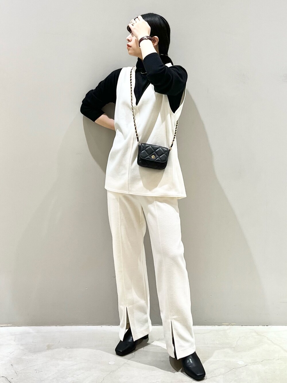 ブラック系のバッグ、その他のトップス、ブラック系のワンピース/ドレスを着用したレディースの秋コーディネートの1枚目の写真