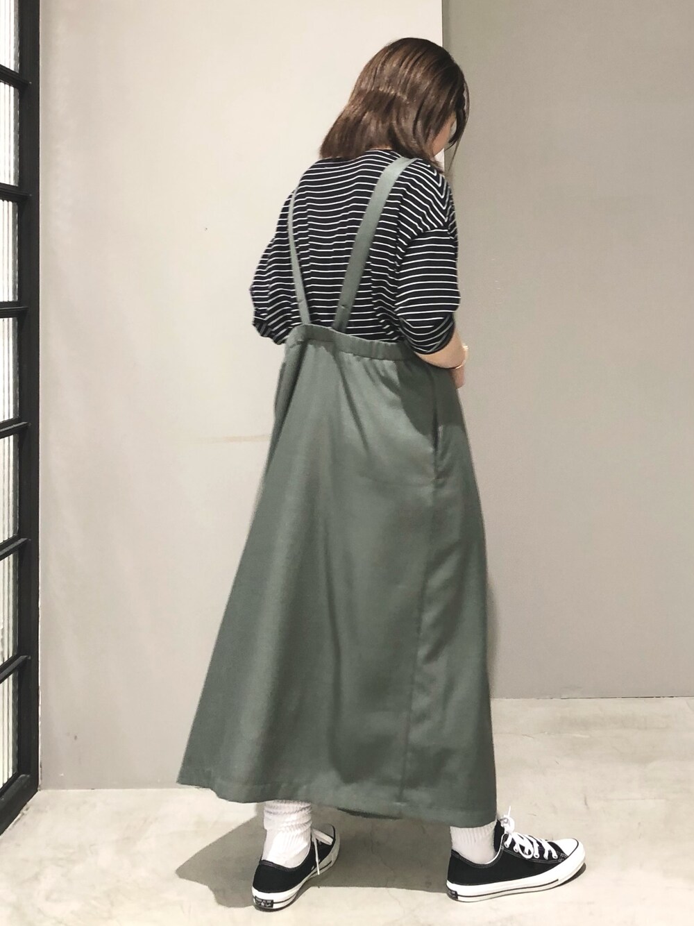 「LEPSIM、レプシィム(LEPSIM)、マタニティ、マタニティコーデ、ジャンスカ、ワンピース、Tシャツ、ボーダー、リュック、コンバース、converse、きれいめカジュアル、春夏コーデ、シンプルコーデ、ジャンパースカート」｜「LEPSIMのマタニティ／リネンライクタックジャンパースカート　268677（マタニティウェア/グッズ、グリーン系）」を使った、エムアイさん（レディース・162cm）の春コーディネートの3枚目の写真