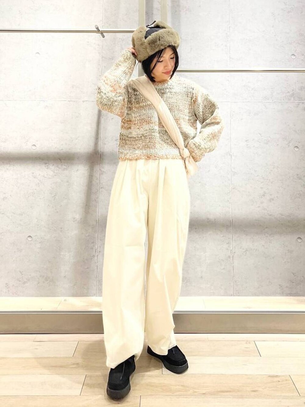 「楽ちんコーデ、LEPSIM、ニット、ワイドパンツ、ショルダーバッグ、ローファー、キャップ、フライトキャップ、バルーンパンツ、モカシン、ショート丈トップス、冬コーデ、シンプルコーデ、淡色コーデ、きれいめカジュアル」｜「LEPSIMのモカシン　969892（モカシン/デッキシューズ、ブラック系）」を使った、エムアイさん（レディース・162cm）の秋コーディネートの1枚目の写真