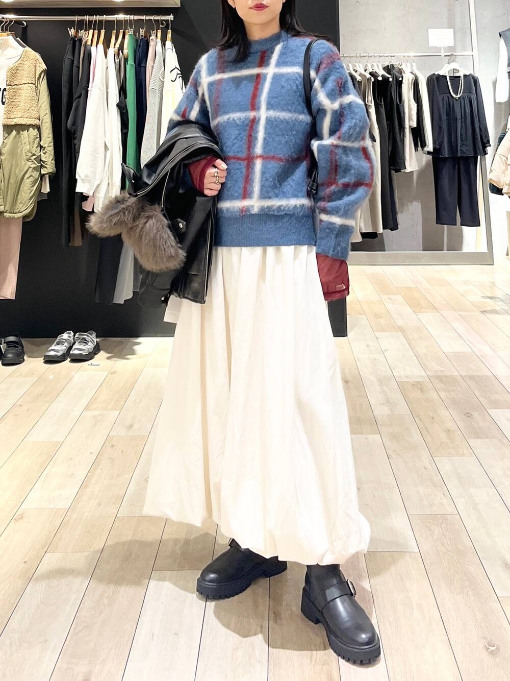 ブラック系のTシャツ/カットソー、ブラック系のブーツ、ブラック系のショルダーバッグを着用したレディースの冬コーディネートの1枚目の写真