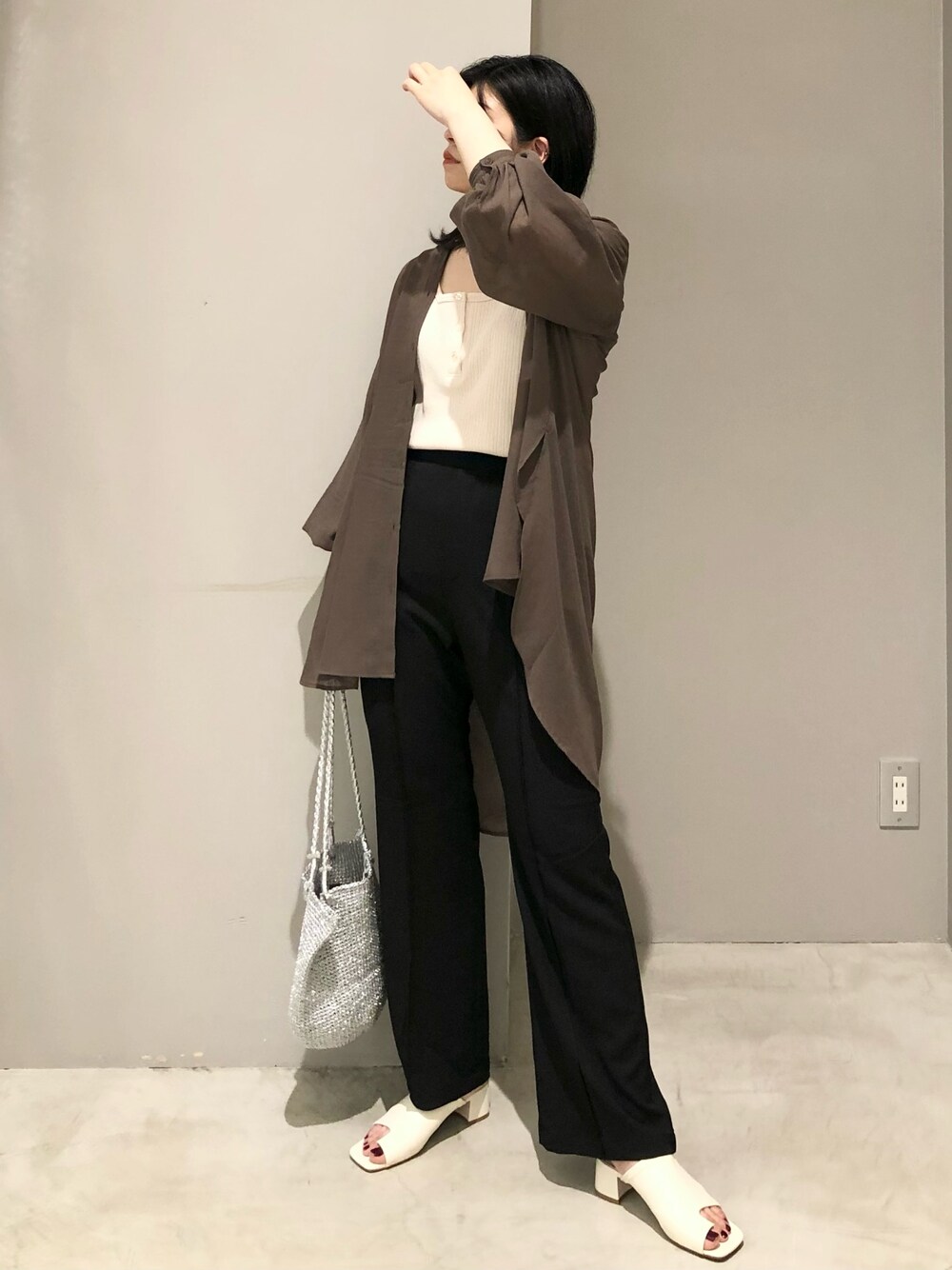 ホワイト系のタンクトップ、イエロー系のシャツ/ブラウス、ブラック系のその他パンツを着用したレディースの夏コーディネートの1枚目の写真