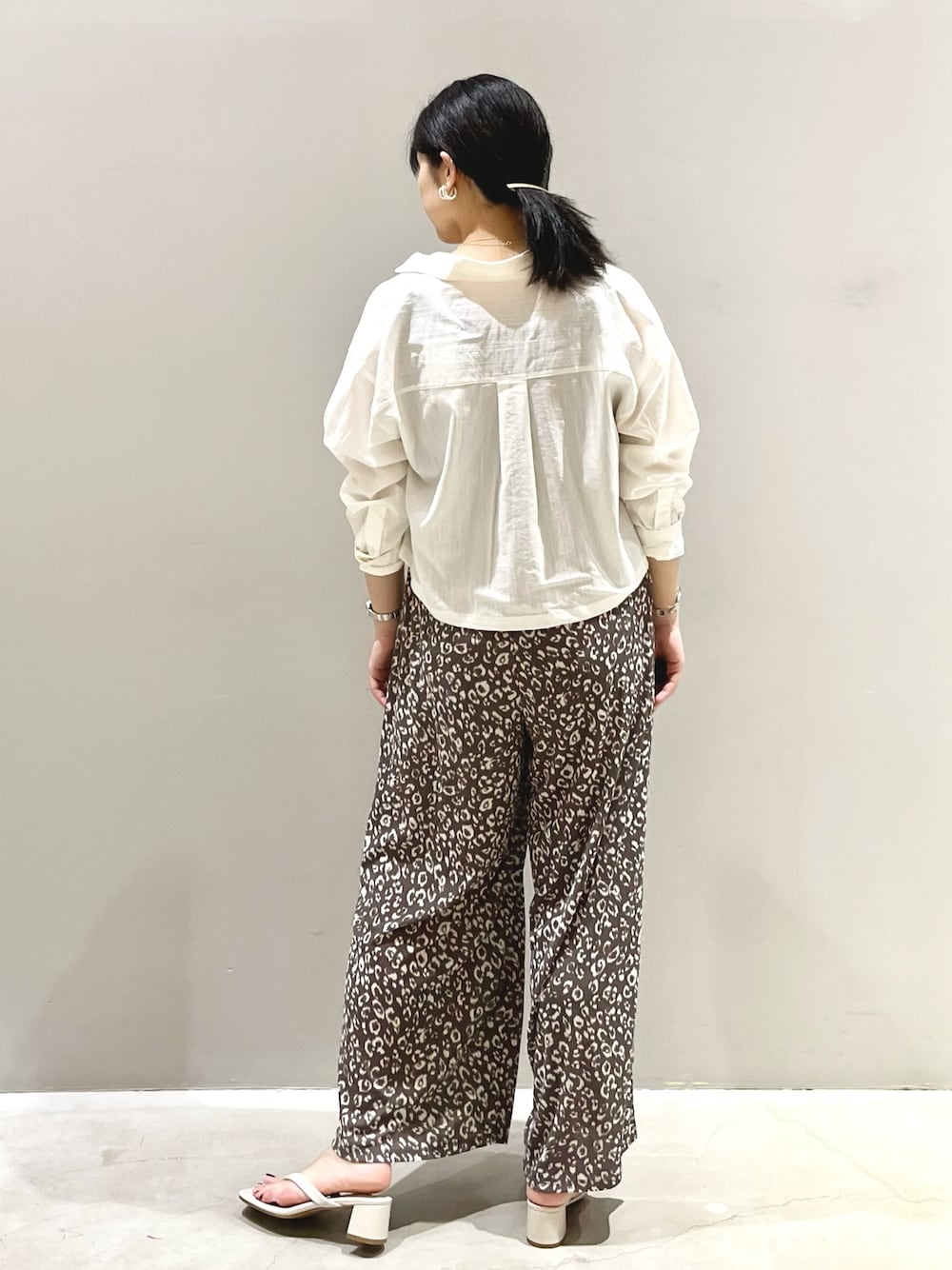 ホワイト系のサンダル、ホワイト系のシャツ/ブラウス、ブラック系のタンクトップを着用したレディースの夏コーディネートの4枚目の写真