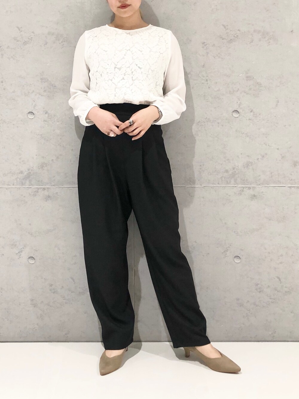 ベージュ系のパンプス、ホワイト系のシャツ/ブラウス、ブラック系のスラックスを着用したレディースの冬コーディネートの2枚目の写真