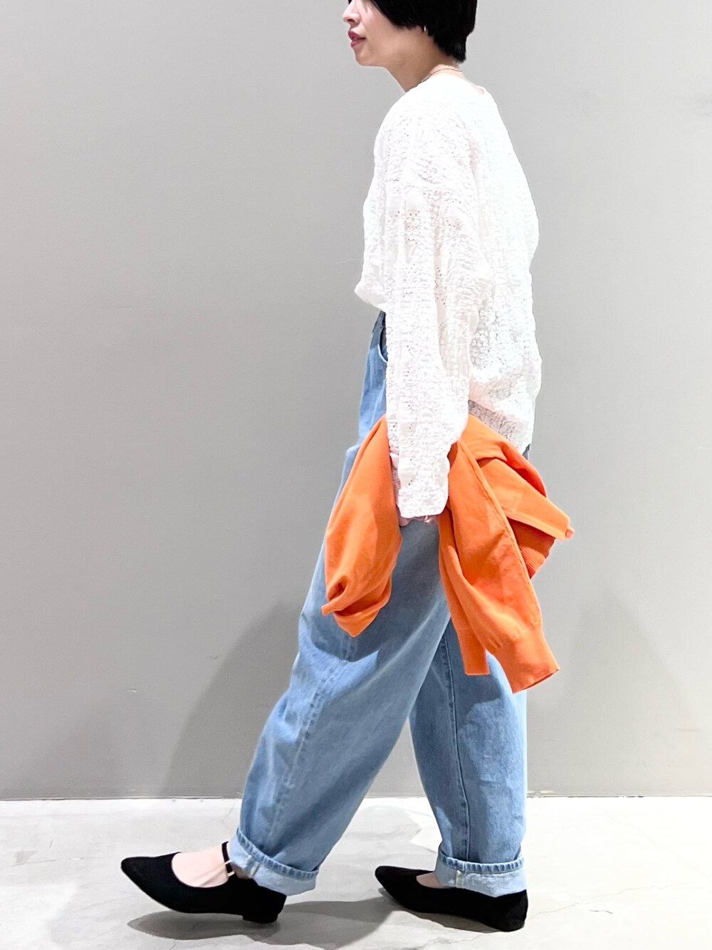 「LEPSIM、レプシィム(LEPSIM)、レース、レーストップス、デニム、デニムパンツ、カーブパンツ、ストラップシューズ、シンプルコーデ、カーディガン、春コーデ、シアートップス、淡色コーデ、きれいめカジュアル、休日スタイル」｜「LEPSIMのカーブデニムパンツ　356528（デニムパンツ、ブルー系）」を使った、エムアイさん（レディース・162cm）の春コーディネートの1枚目の写真