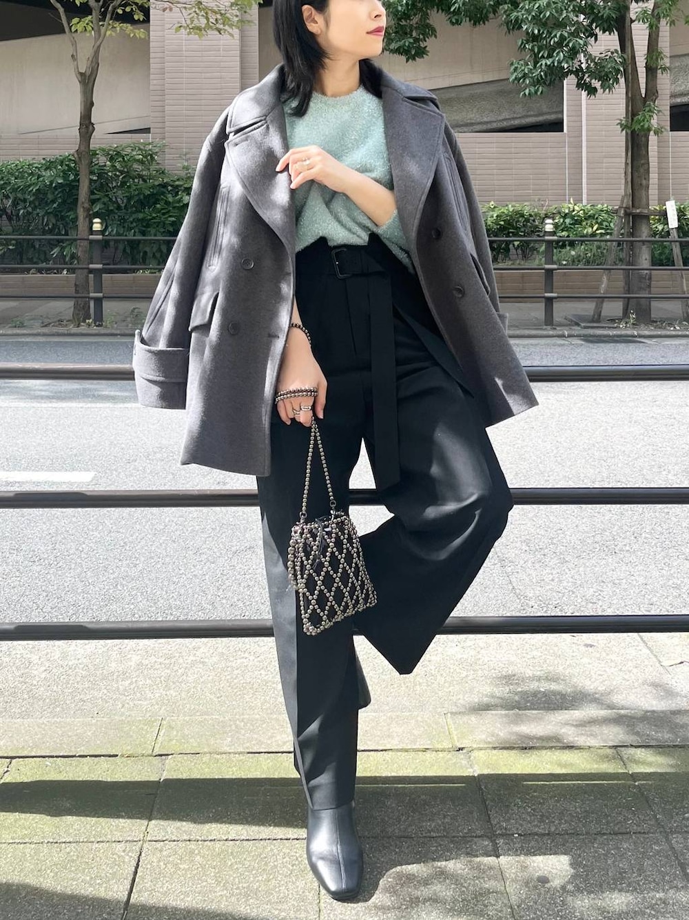 「カジュアル、モード、ベーシック/シンプル、デート/ロマンティック、楽ちんコーデ、女子会、きれいめカジュアル_LEPSIM、LEPSIM、おでかけ、シンプルコーデ、秋コーデ、秋冬新作、冬コーデ、冬アウター、ニット」｜「LEPSIMの【FOR I SERIES】ウーリーテックピーコート　130934（ピーコート、グレー系）」を使った、エムアイさん（レディース・162cm）の秋コーディネートの1枚目の写真