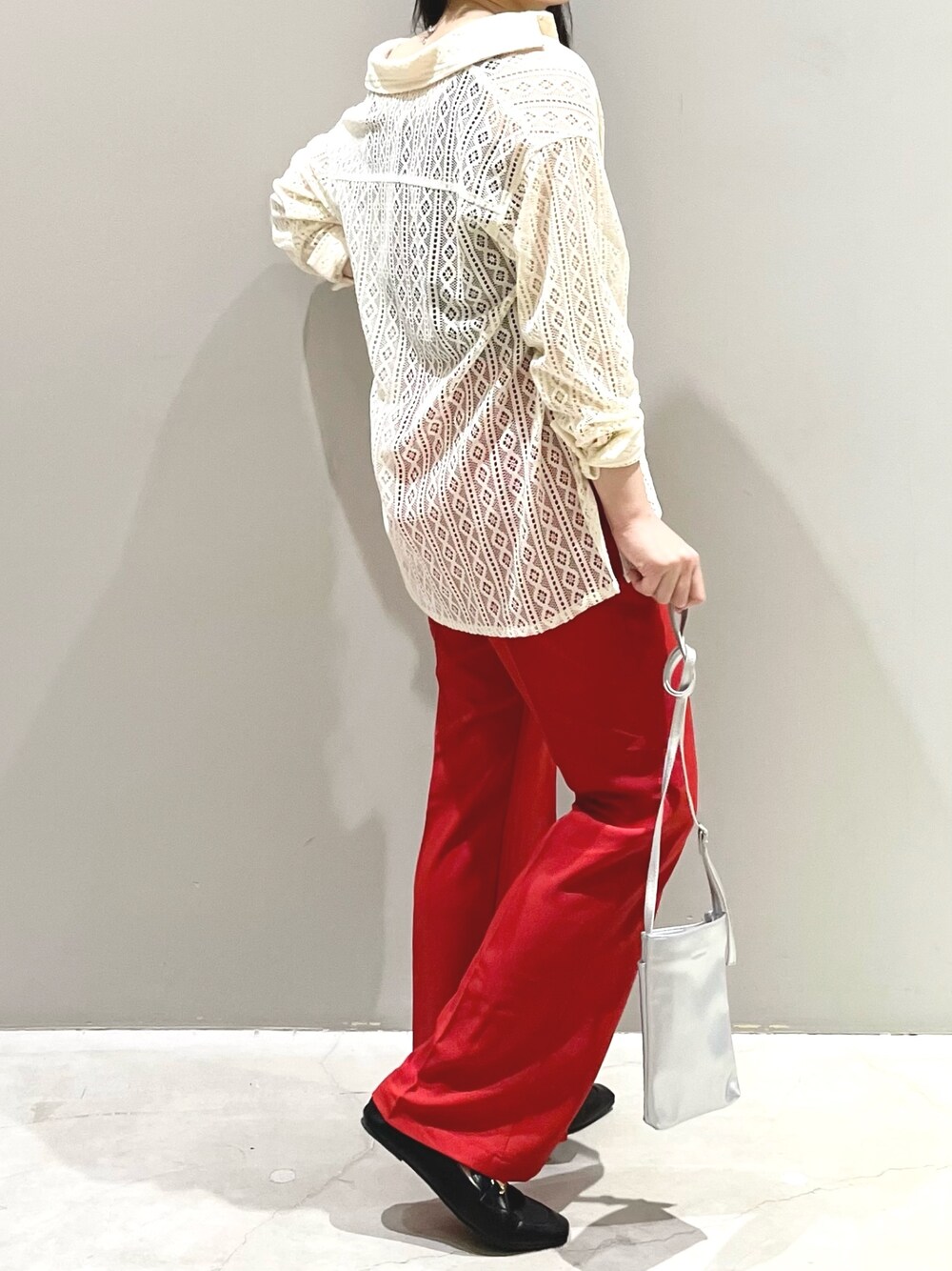 レッド系のその他パンツ、シルバー系のバッグ、ブラック系のローファーを着用したレディースの秋コーディネートの2枚目の写真