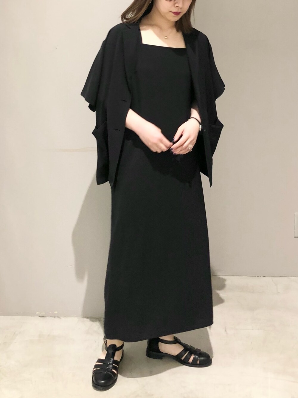 ブラック系のワンピース、ブラック系のその他アウター、ブラック系のサンダルを着用したレディースの夏コーディネートの2枚目の写真