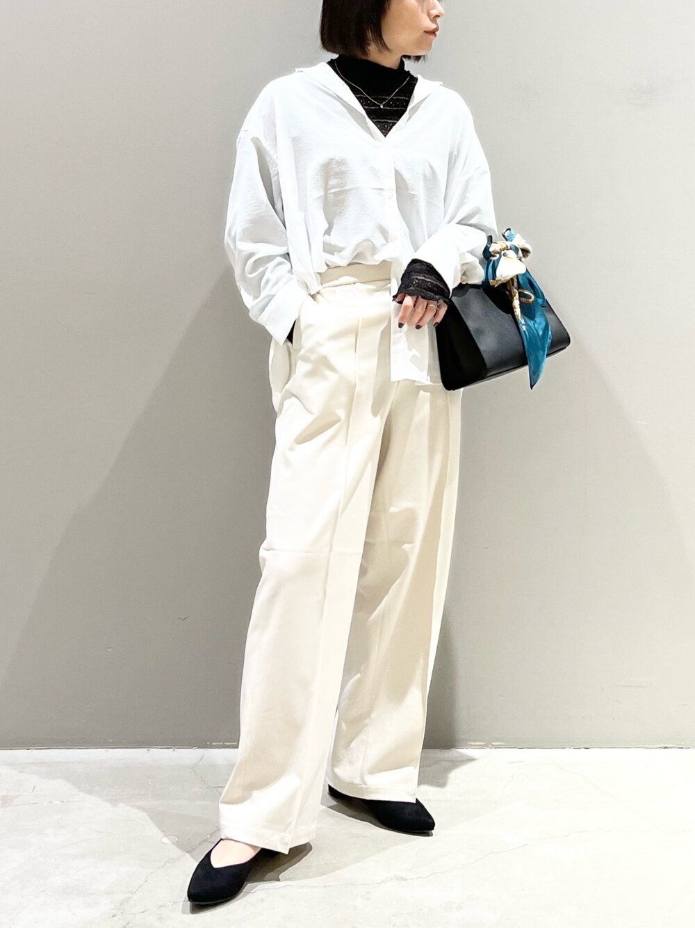 ブラック系のシューズ、ブラック系のパンツ、ブラック系のショルダーバッグを着用したレディースの春コーディネートの1枚目の写真