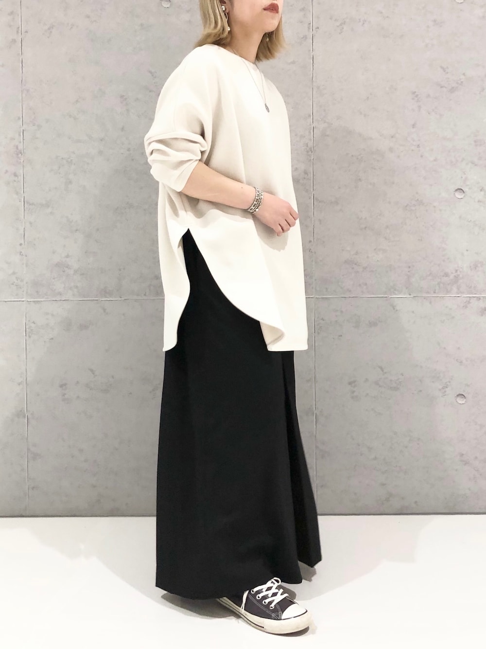 「LEPSIM、レプシィム(LEPSIM)、オーバーサイズ、ダンボール素材、ポンチョT、ワイドパンツ、ワイドパンツ×スニーカー、モノトーンコーデ、冬コーデ、オトナ女子、ビッグシルエット、シンプルコーデ、オトナカジュアル、ゆったりコーデ、リラックススタイル」｜「LEPSIMのタックワイドストレートパンツ　239673（その他パンツ、ブラック系）」を使った、エムアイさん（レディース・162cm）の冬コーディネートの1枚目の写真