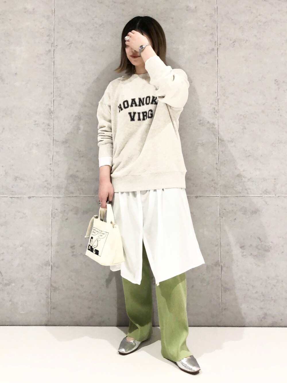 ホワイト系のスウェット、ホワイト系のワンピース、シルバー系のパンプスを着用したレディースの春コーディネートの2枚目の写真