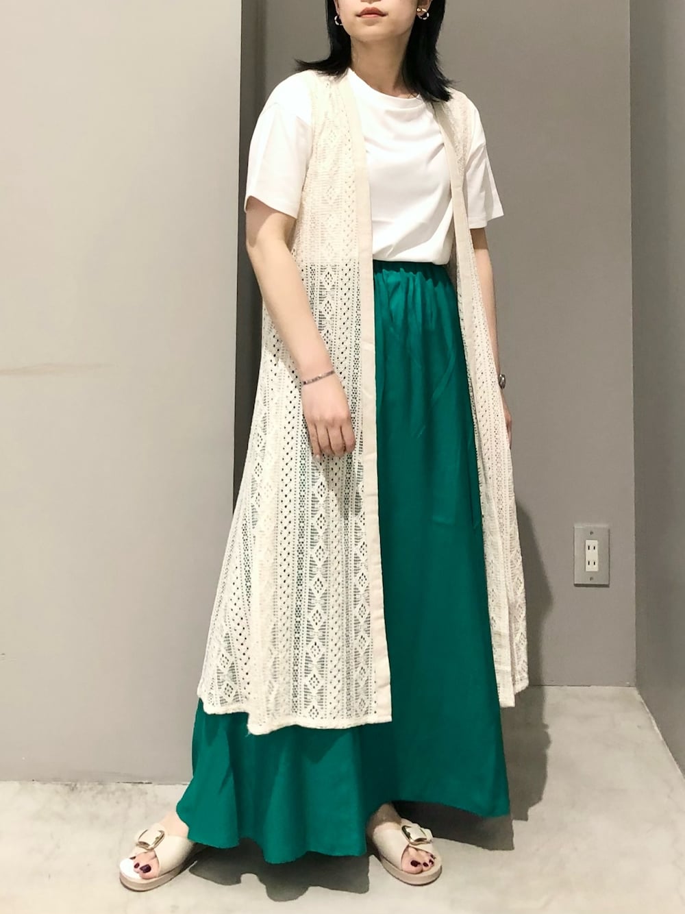 ホワイト系のTシャツ/カットソー、ホワイト系のその他アウター、グリーン系のスカートを着用したレディースの夏コーディネートの1枚目の写真