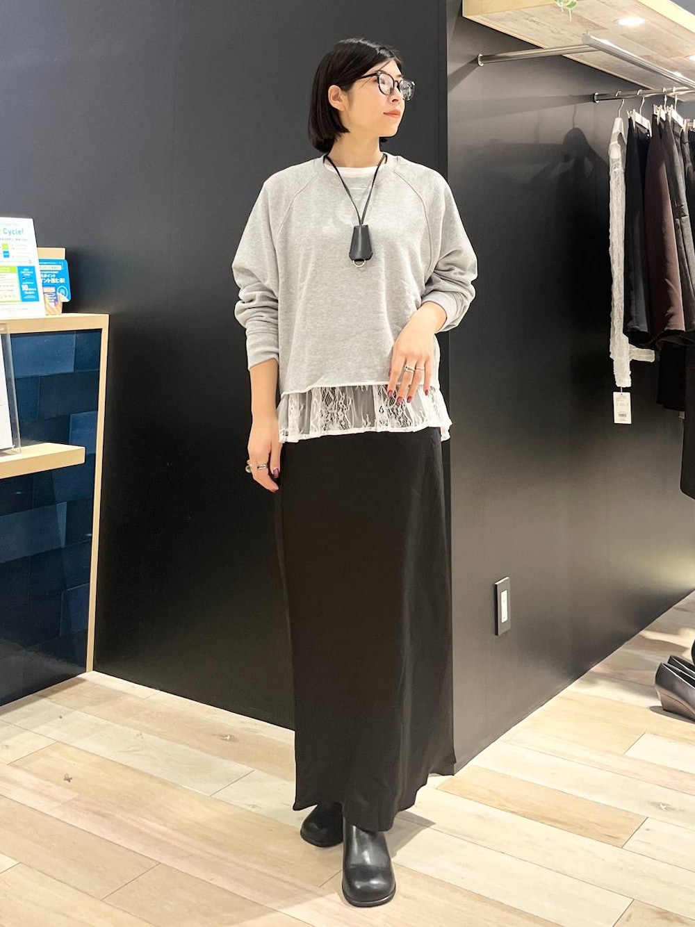 ブラック系のスカート、ブラック系のその他シューズ、ホワイト系のTシャツ/カットソーを着用したレディースの秋コーディネートの1枚目の写真