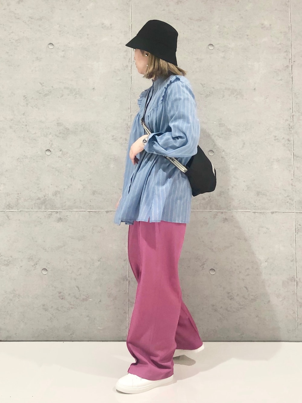 「LEPSIM、レプシィム(LEPSIM)、レプシィムのマタニティ、マタニティコーデ、ブラウス、柄シャツ、ハタラクパンツ、パンツスタイル、カラーパンツ、ストリート、ストリートコーデ、シアタープロダクツ(THEATRE PRODUCTS)、白スニーカー、春コーデ、スニーカーコーデ」｜「LEPSIMの嬉しい機能が付いたストレートパンツ[2022春夏]【ハタラク7DAYSパンツ】　256056（スラックス、ピンク系）」を使った、エムアイさん（レディース・162cm）の春コーディネートの1枚目の写真