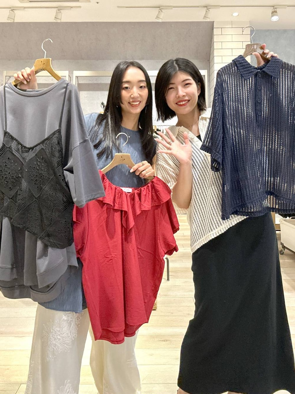 「女子会、Tシャツ、キャミソール、ワンピース、ポロシャツ、ニット、パンツ、カジュアル、モード、ベーシック/シンプル、デート/ロマンティック、楽ちんコーデ、きれいめカジュアル_LEPSIM、LEPSIM、おでかけ」｜「LEPSIMのバックタックチュニック　290291（Tシャツ/カットソー、グレー系）」を使った、エムアイさん（レディース・162cm）の夏コーディネートの1枚目の写真