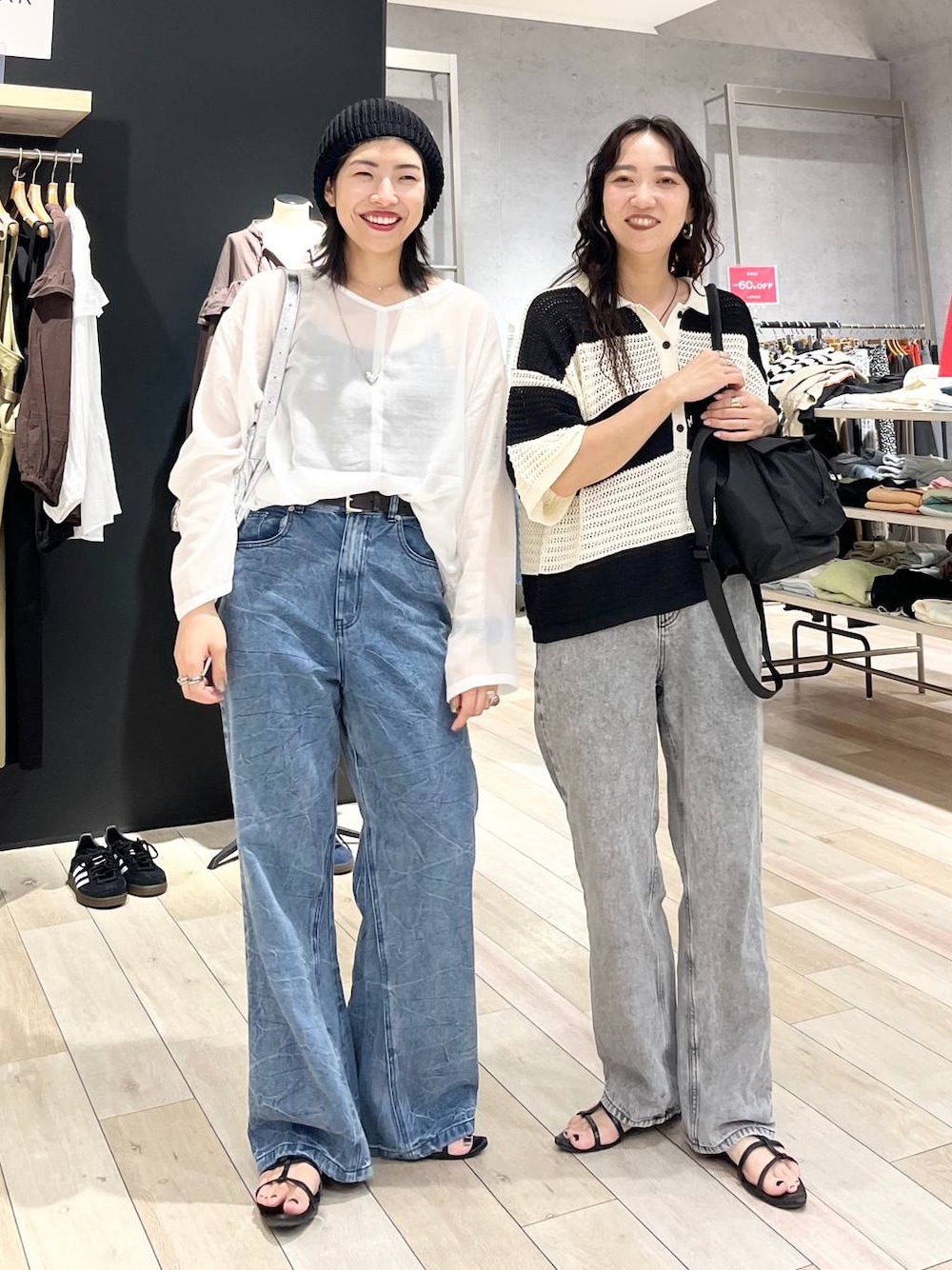 「カジュアル、モード、ベーシック/シンプル、デート/ロマンティック、楽ちんコーデ、夏コーデ、女子会、きれいめカジュアル_LEPSIM、LEPSIM、おでかけ、シンプルコーデ、デニムパンツ、ニット、ワンピース、シアートップス」｜「LEPSIMのアンクルゴムストラップサンダル　106987（サンダル、ブラック系）」を使った、エムアイさん（レディース・162cm）の夏コーディネートの1枚目の写真