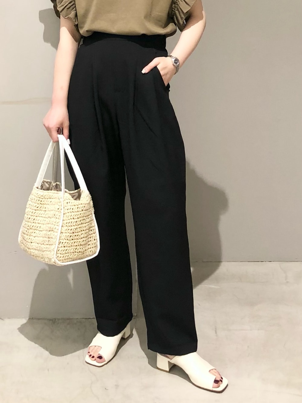 「LEPSIM、レプシィム(LEPSIM)、Tシャツ、袖フリル、タックパンツ、テーパードパンツ、サンダル、かごバッグ、春夏コーデ、きれいめカジュアル、タックイン、シンプルコーデ、ボリューム袖、おしゃれさんと繋がりたい、休日スタイル」｜「LEPSIMのハイウエストタックパンツ2　277895（その他パンツ、ブラック系）」を使った、エムアイさん（レディース・162cm）の夏コーディネートの2枚目の写真