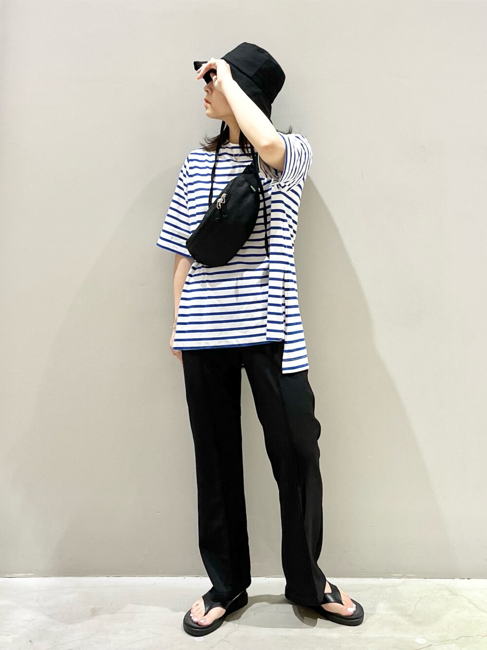 ブルー系のTシャツ/カットソー、ブラック系のその他パンツ、ブラック系のサンダルを着用したレディースの夏コーディネートの1枚目の写真