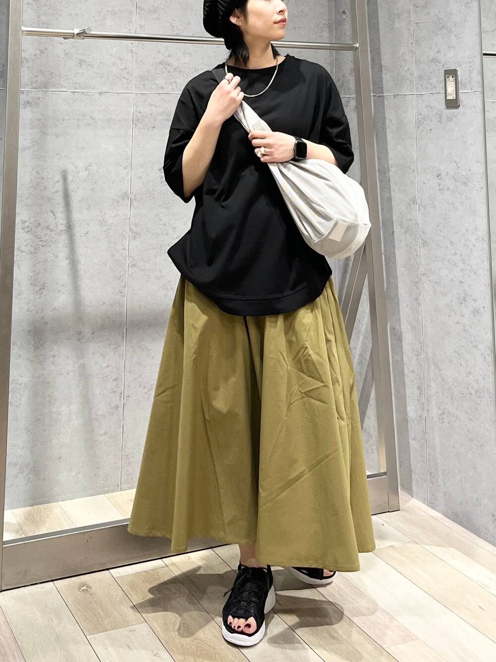 「カジュアル、モード、ベーシック/シンプル、デート/ロマンティック、楽ちんコーデ、女子会、きれいめカジュアル_LEPSIM、LEPSIM、Tシャツ、スカート、汗ジミ軽減、接触冷感、UVカット、ウォッシャブル、サンダル」｜「LEPSIMのゼロカルスポーツサンダル　105132（サンダル、ブラック系）」を使った、エムアイさん（レディース・162cm）の春コーディネートの1枚目の写真