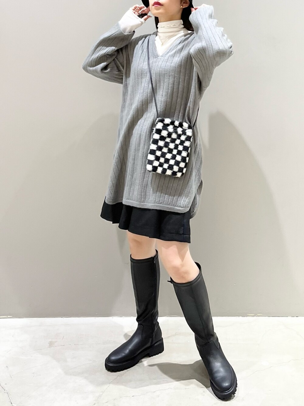「LEPSIM、レプシィム(LEPSIM)、シンプルコーデ、厚底シューズ、ロングブーツ、ニット、レイヤードスタイル、韓国ファッション、ショートパンツ、ハーフパンツ、きれいめカジュアル、レザー、秋冬コーデ、ニットワンピース、チェック」｜「LEPSIMのアソートスマホショルダー　344203（ショルダーバッグ、その他）」を使った、エムアイさん（レディース・162cm）の秋コーディネートの1枚目の写真