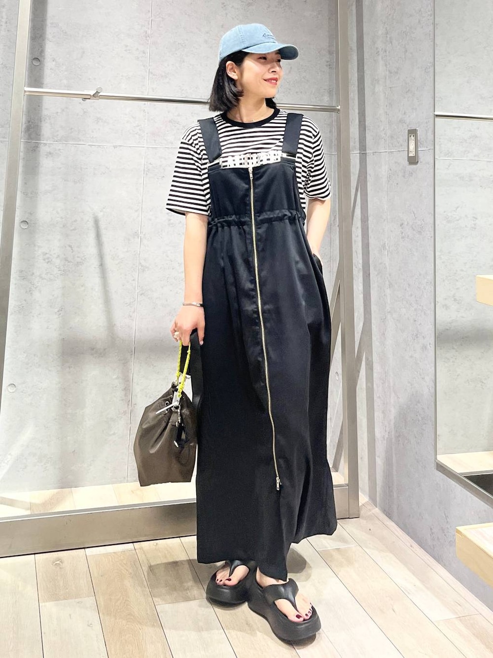 「カジュアル、モード、ベーシック/シンプル、デート/ロマンティック、楽ちんコーデ、夏コーデ、女子会、きれいめカジュアル_LEPSIM、バッグ、LEPSIM、サンダル、おでかけ、シンプルコーデ、ワンピース、WEB限定」｜「LEPSIMのEVA厚底トングサンダル　327881（サンダル、ブラック系）」を使った、エムアイさん（レディース・162cm）の夏コーディネートの1枚目の写真
