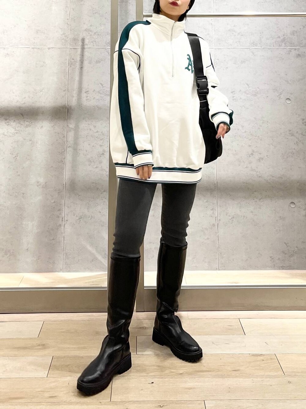 ホワイト系のTシャツ/カットソー、ブラック系のブーツ、グレー系のデニムパンツを着用したレディースの冬コーディネートの1枚目の写真