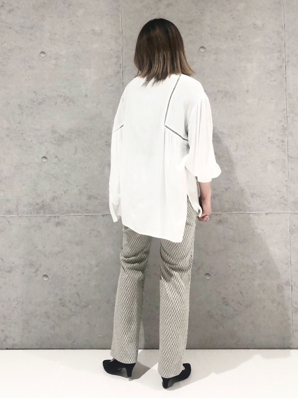 ベージュ系のその他パンツ、ブラック系のパンプス、ホワイト系のシャツ/ブラウスを着用したレディースの春コーディネートの2枚目の写真