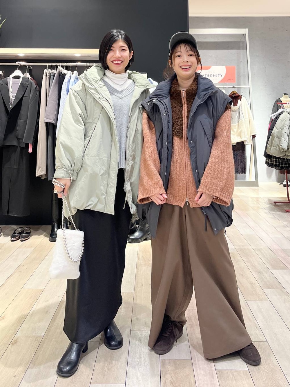 ブラック系のスカート、グレー系のその他アウター、グリーン系のその他アウターを着用したレディースの秋コーディネートの1枚目の写真