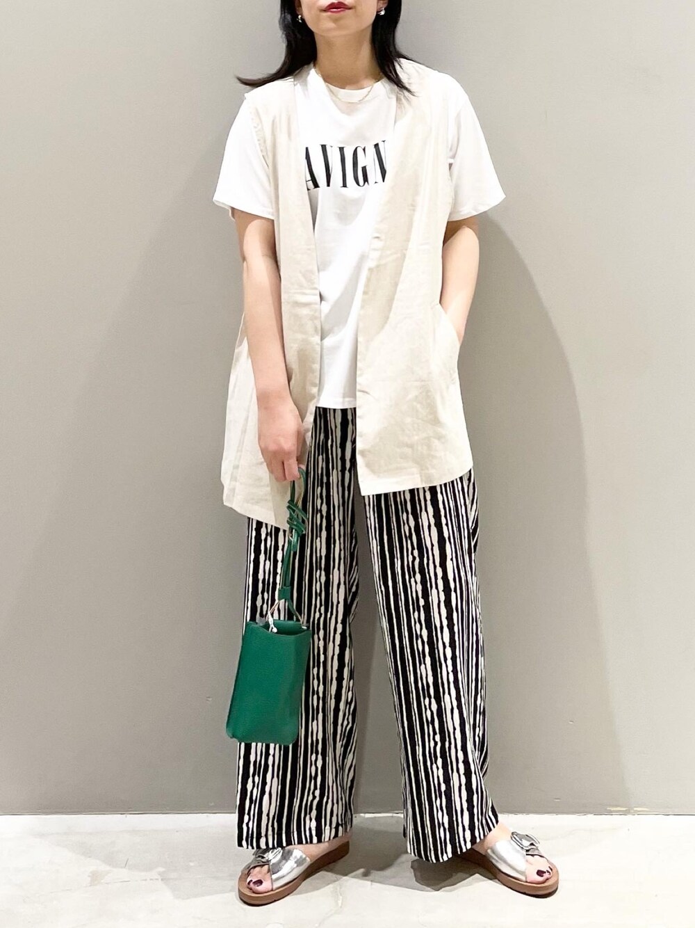 ホワイト系のTシャツ/カットソー、ブラック系のその他パンツ、グリーン系のショルダーバッグを着用したレディースの夏コーディネートの1枚目の写真